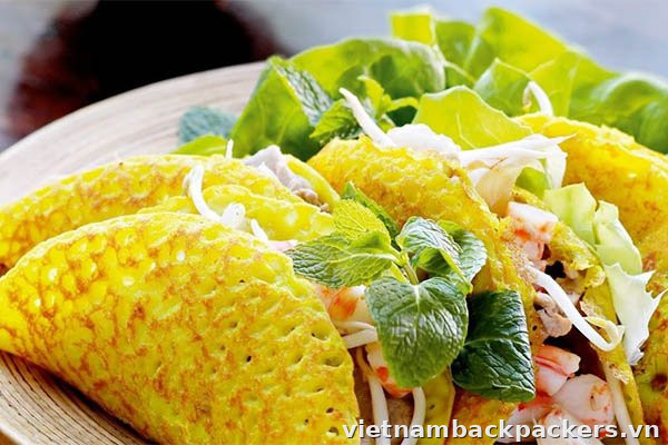 Bánh xèo: chia miếng có cả vỏ và nhân