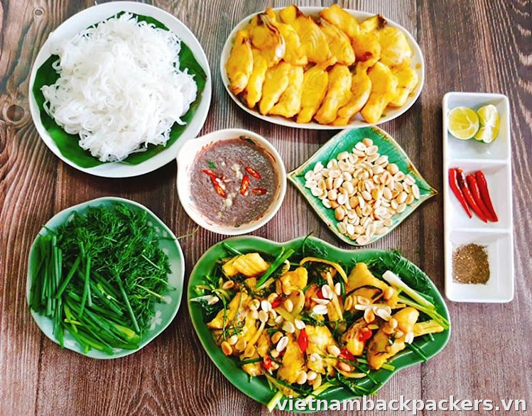 Bún và lạc: gắp từng ít vào bát, điều chỉnh theo sức ăn