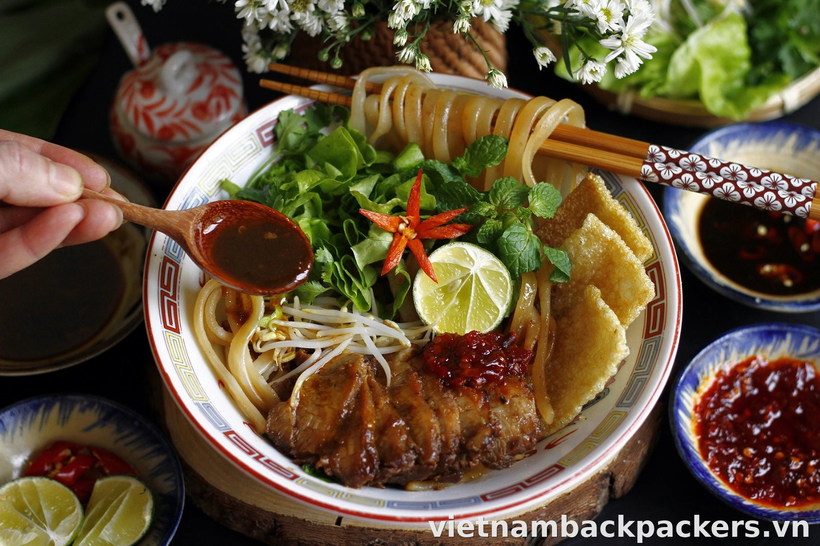 Thịt xíu và nước chan: trộn nhẹ từ đáy lên