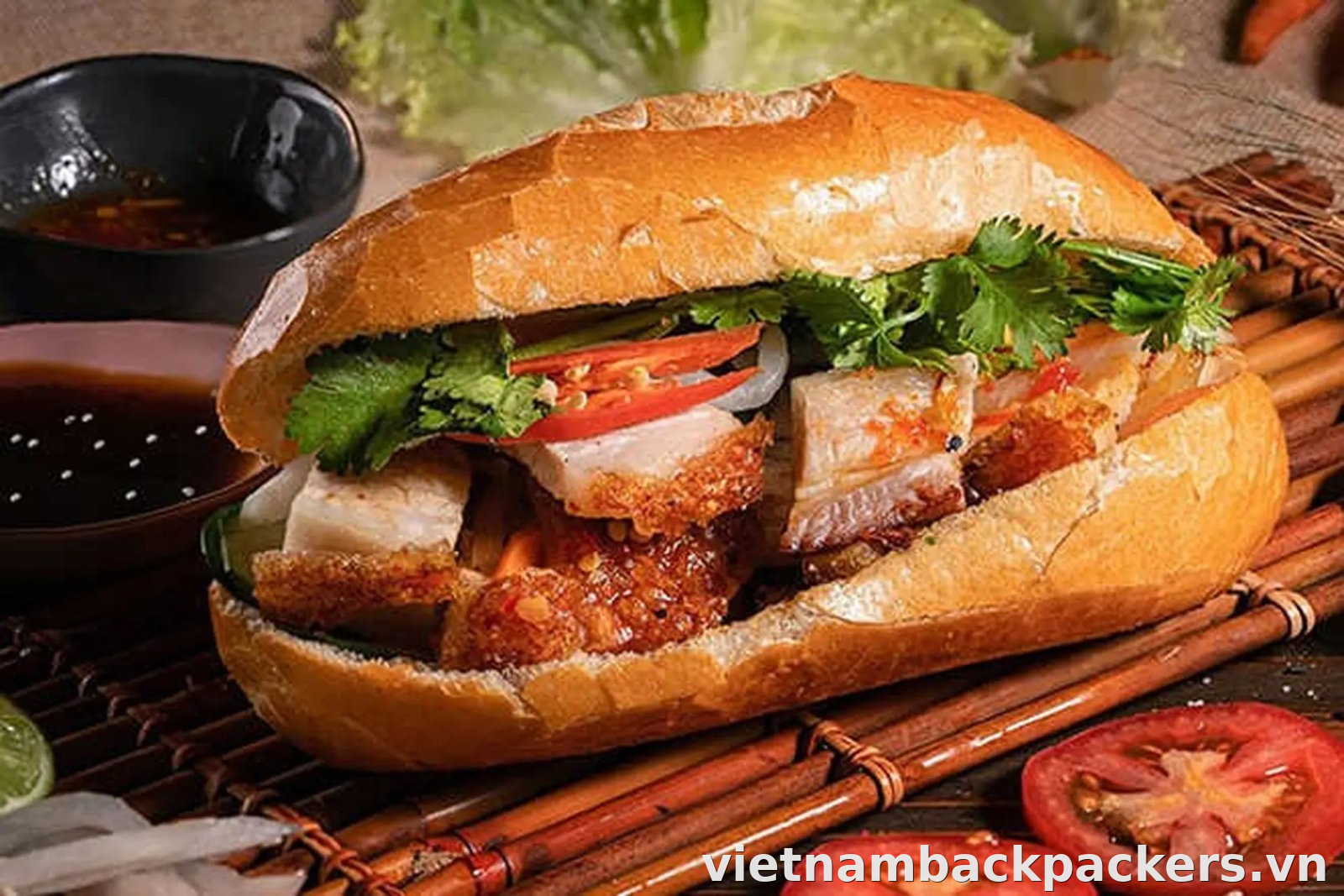 Thịt nướng hoặc heo quay: nhân có vị nổi bật