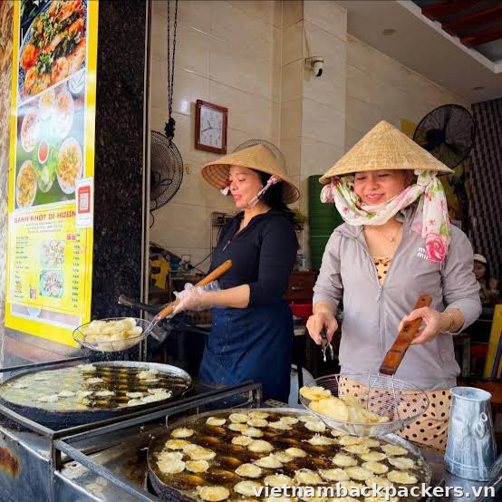 Bánh khọt: thử từng chiếc, chú ý nhân còn nóng