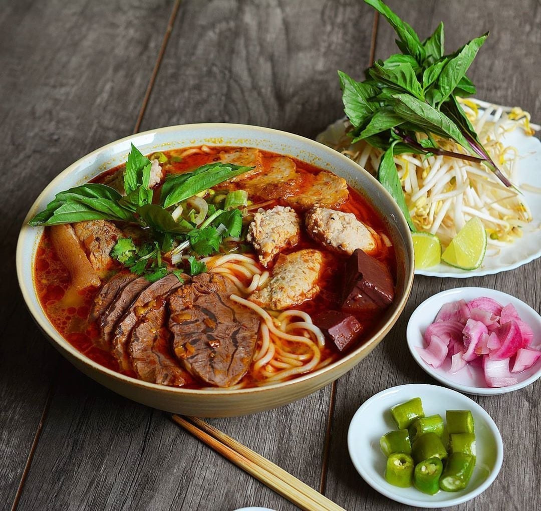 Bún bò Huế: cách gọi món và thưởng thức trên đường phượt