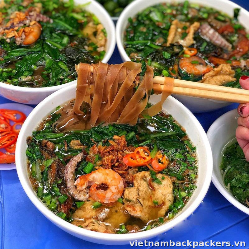 Bánh đa đỏ: thử sợi khi bát vừa bớt nóng